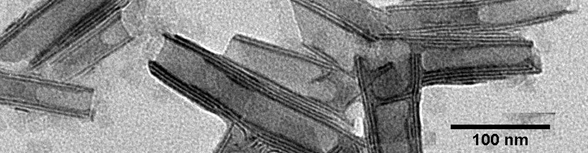 Image de microscopie électronique de nanofeuillets de CdSe enroulés
